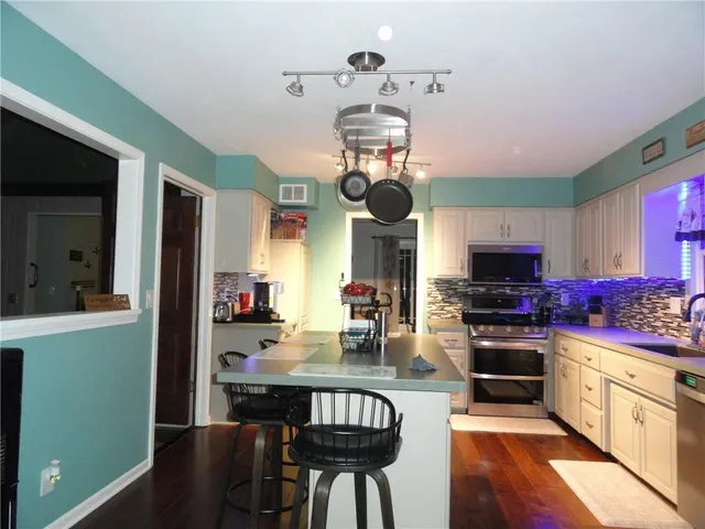 $390,000 | 519 Lancelot Drive, Liberty, MO 64068