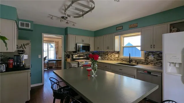 $369,900 | 519 Lancelot Drive, Liberty, MO 64068