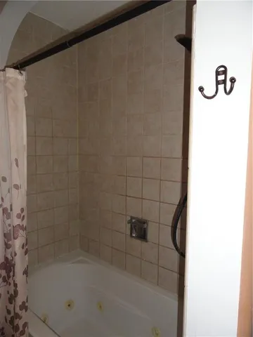 $390,000 | 519 Lancelot Drive, Liberty, MO 64068