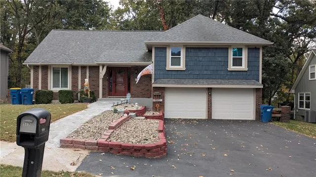 $390,000 | 519 Lancelot Drive, Liberty, MO 64068