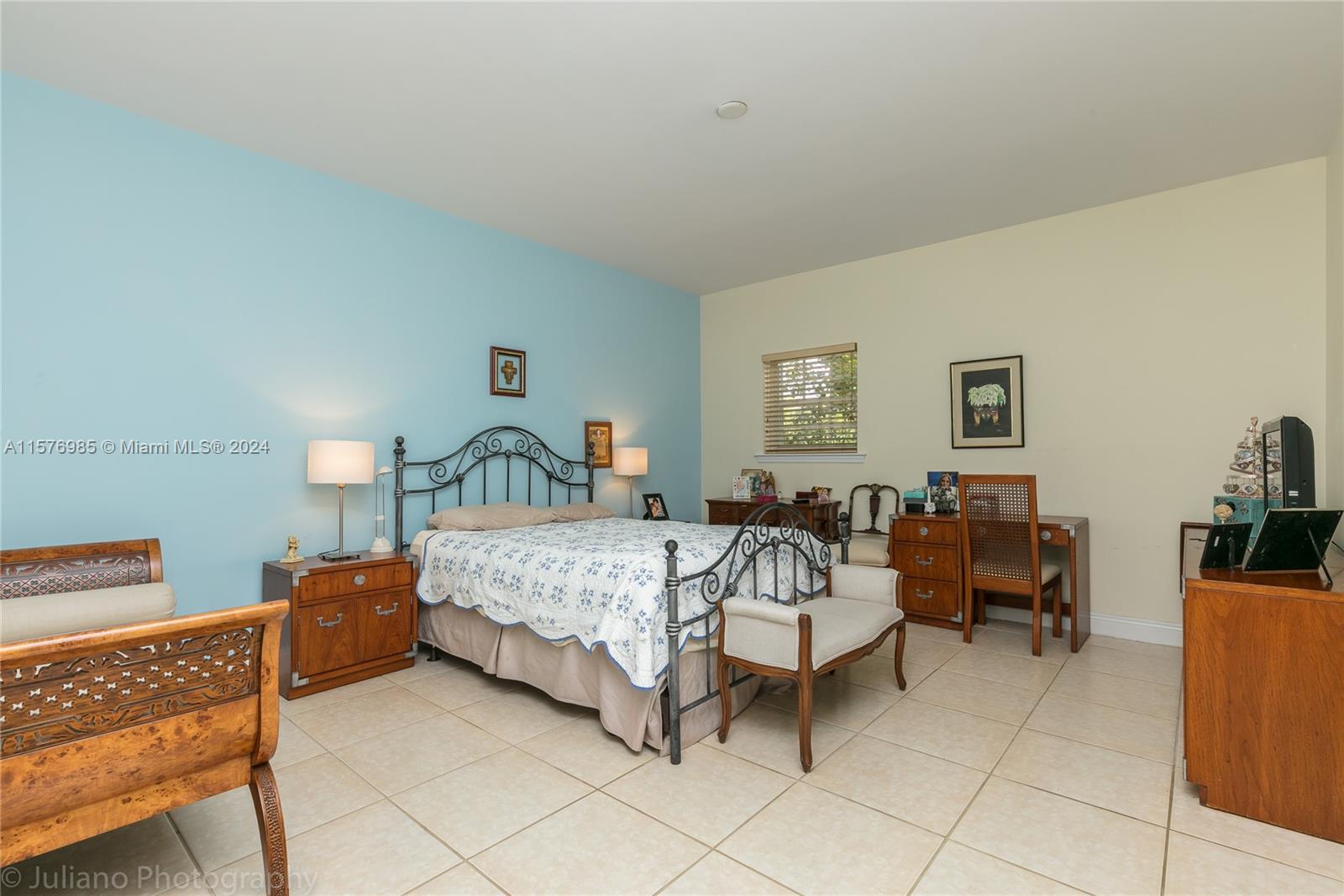 444 Fernwood Road, Unit 444 Key Biscayne, FL 33149 - Photo 17 of 28 a bedroom with a bed and a lamp on table