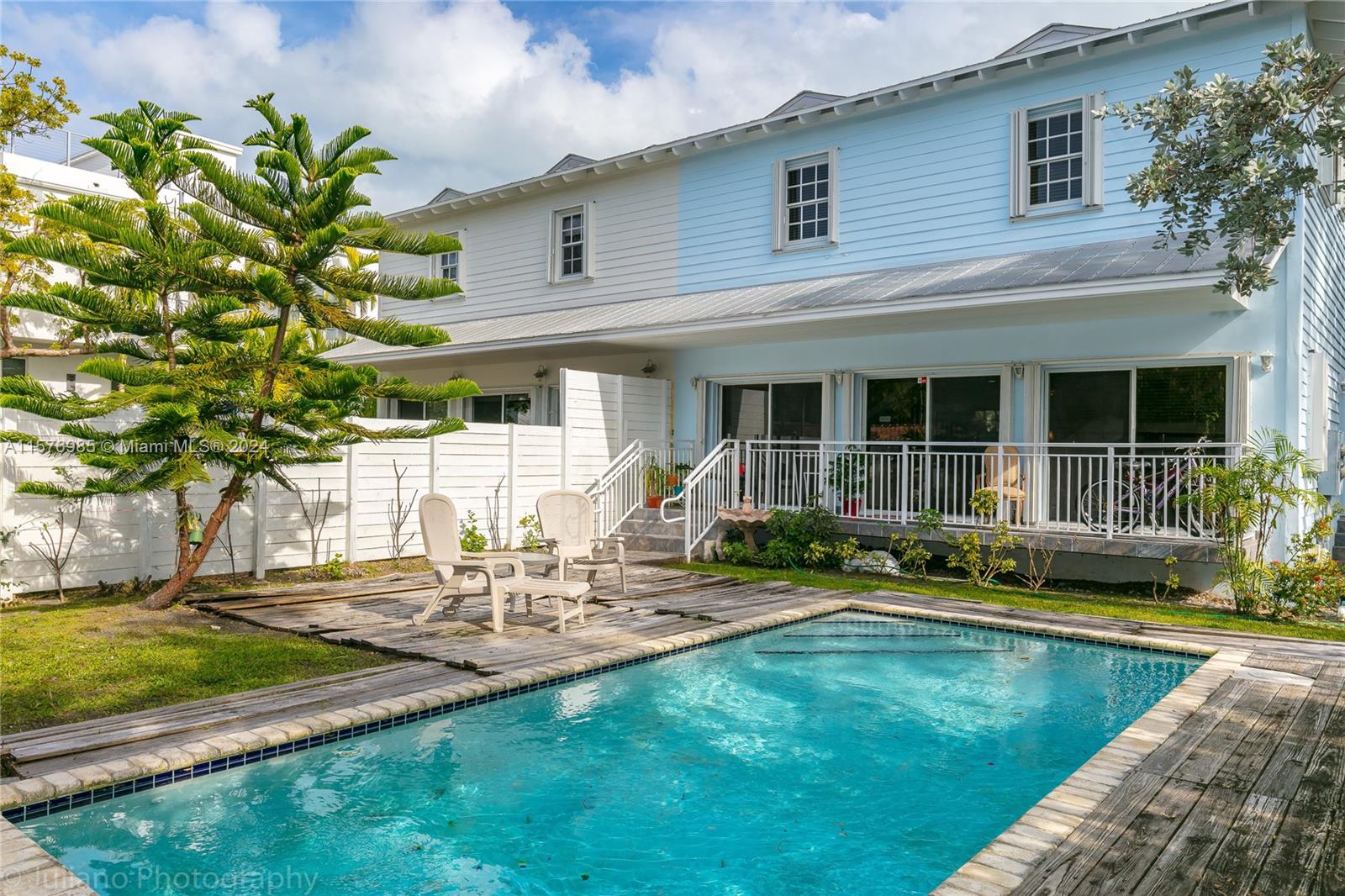 444 Fernwood Road, Unit 444 Key Biscayne, FL 33149 - Photo 4 of 28 a front view of a house with garden