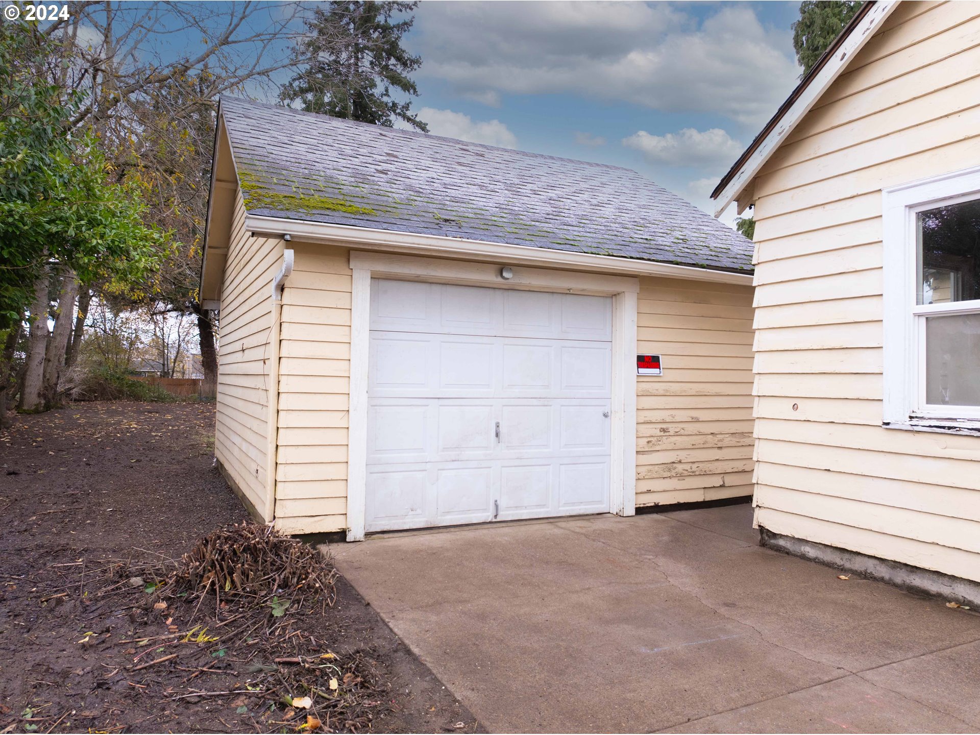 2947 Elmira Road Eugene, OR 97402 - Photo 20 of 29 a view of a house with a garage
