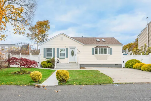 $630,000 | 1568 7th Street, West Babylon, NY 11704