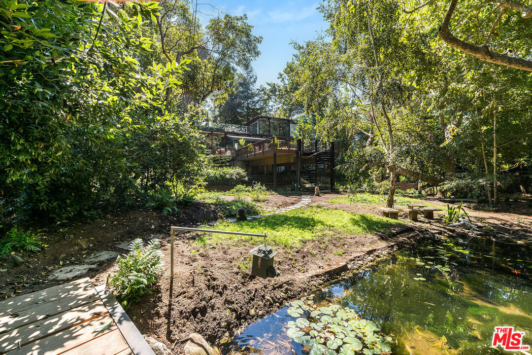 681 Brooktree Road Santa Monica, CA 90402 - Photo 10 of 33 a view of a garden with plants