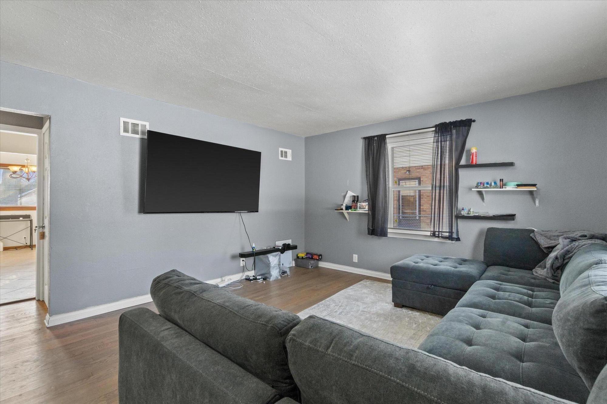 5936 North 35th Street Milwaukee, WI 53209 - Photo 6 of 19 Livingn Room