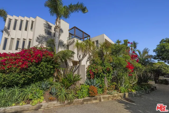 a view of a pathway of a house