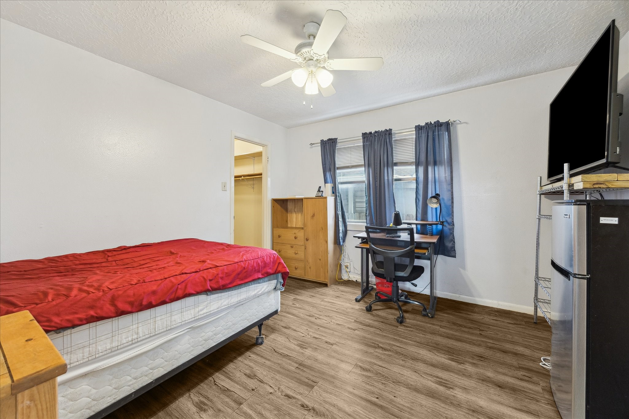 240 West 23rd Street Houston, TX 77008 - Photo 17 of 31 a living room with a bed furniture flat screen tv and a window