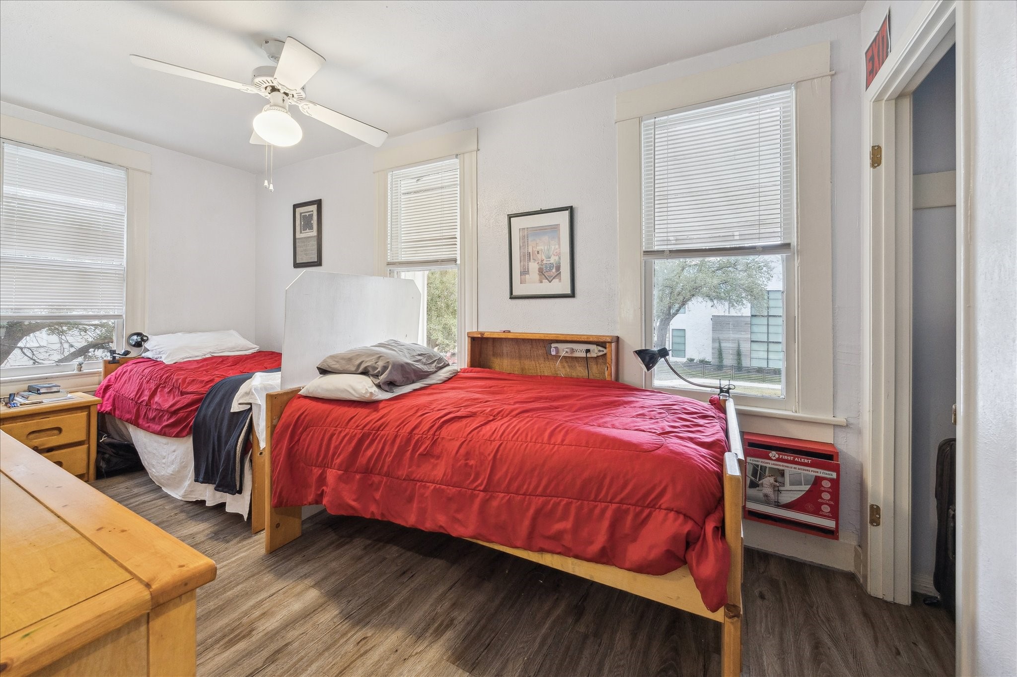 240 West 23rd Street Houston, TX 77008 - Photo 21 of 31 a bedroom with a bed and a window