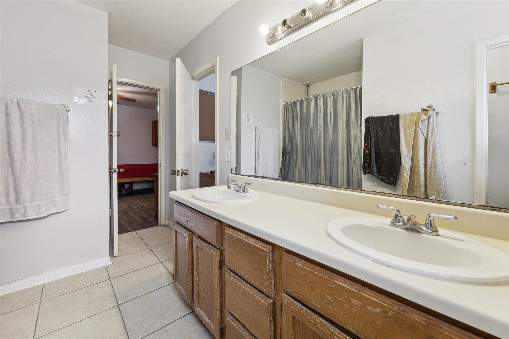 240 West 23rd Street Houston, TX 77008 - Photo 26 of 31 a bathroom with a double vanity sink and a mirror