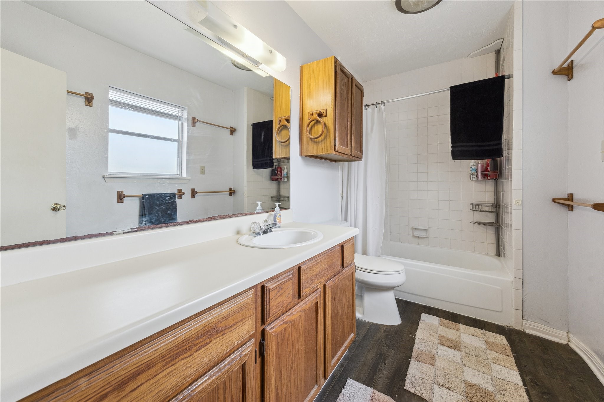 240 West 23rd Street Houston, TX 77008 - Photo 29 of 31 a bathroom with a double vanity sink toilet mirror and bathtub