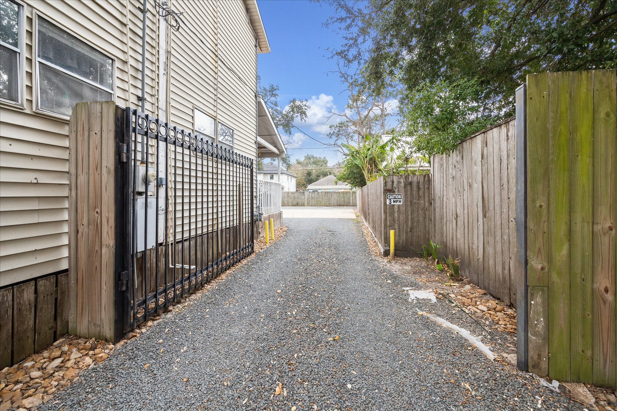 240 West 23rd Street Houston, TX 77008 - Photo 4 of 31 a view of a backyard with pathway