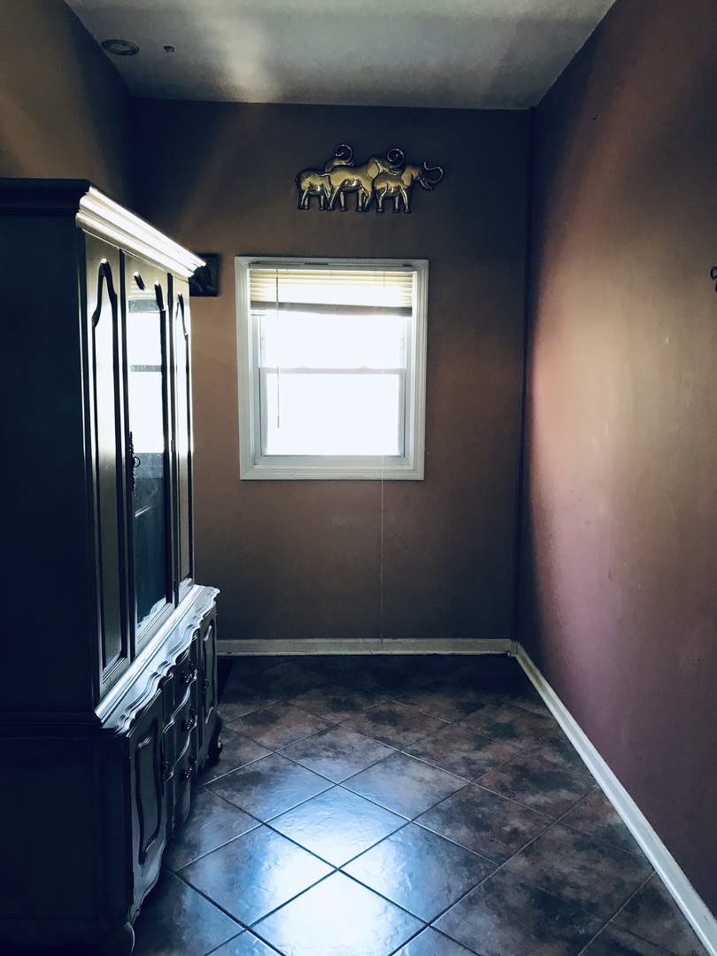 3246 West 65th Street Chicago, IL 60629 - Photo 22 of 50 a view of hallway with window