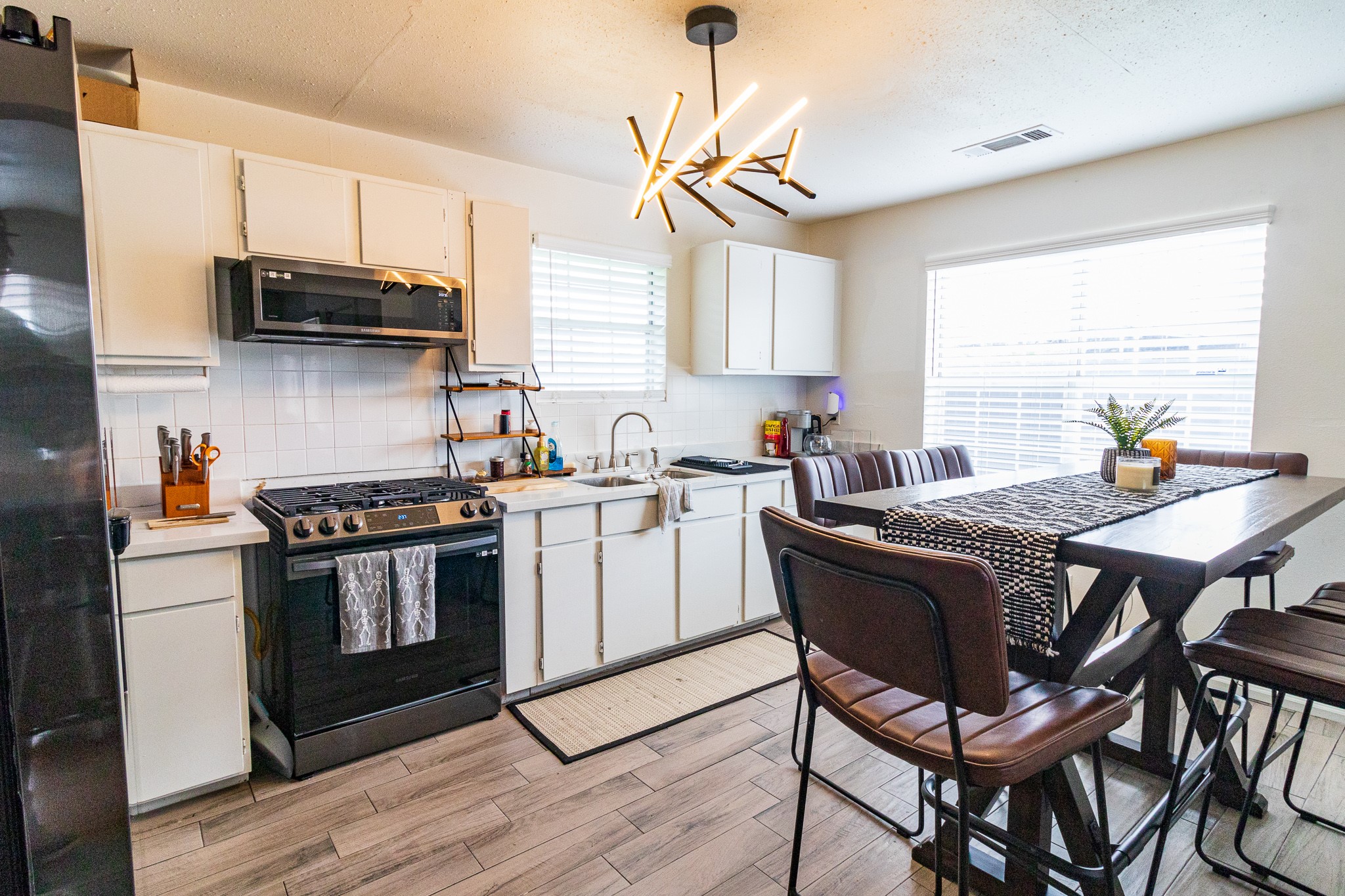 326 West 28th Street Houston, TX 77008 - Photo 12 of 22 a kitchen with a stove a sink and a refrigerator
