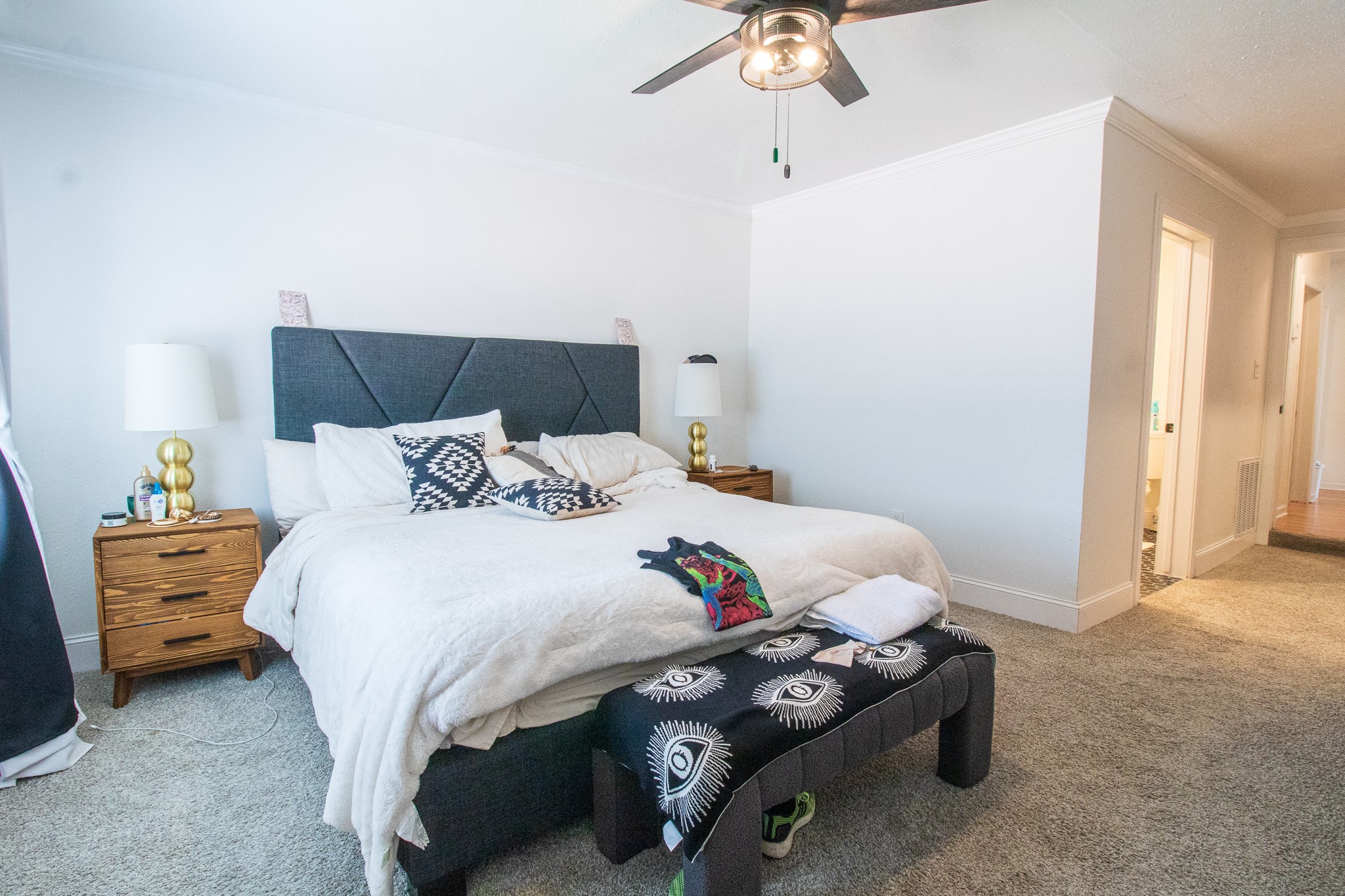 326 West 28th Street Houston, TX 77008 - Photo 14 of 22 a bedroom with a bed and a chandelier