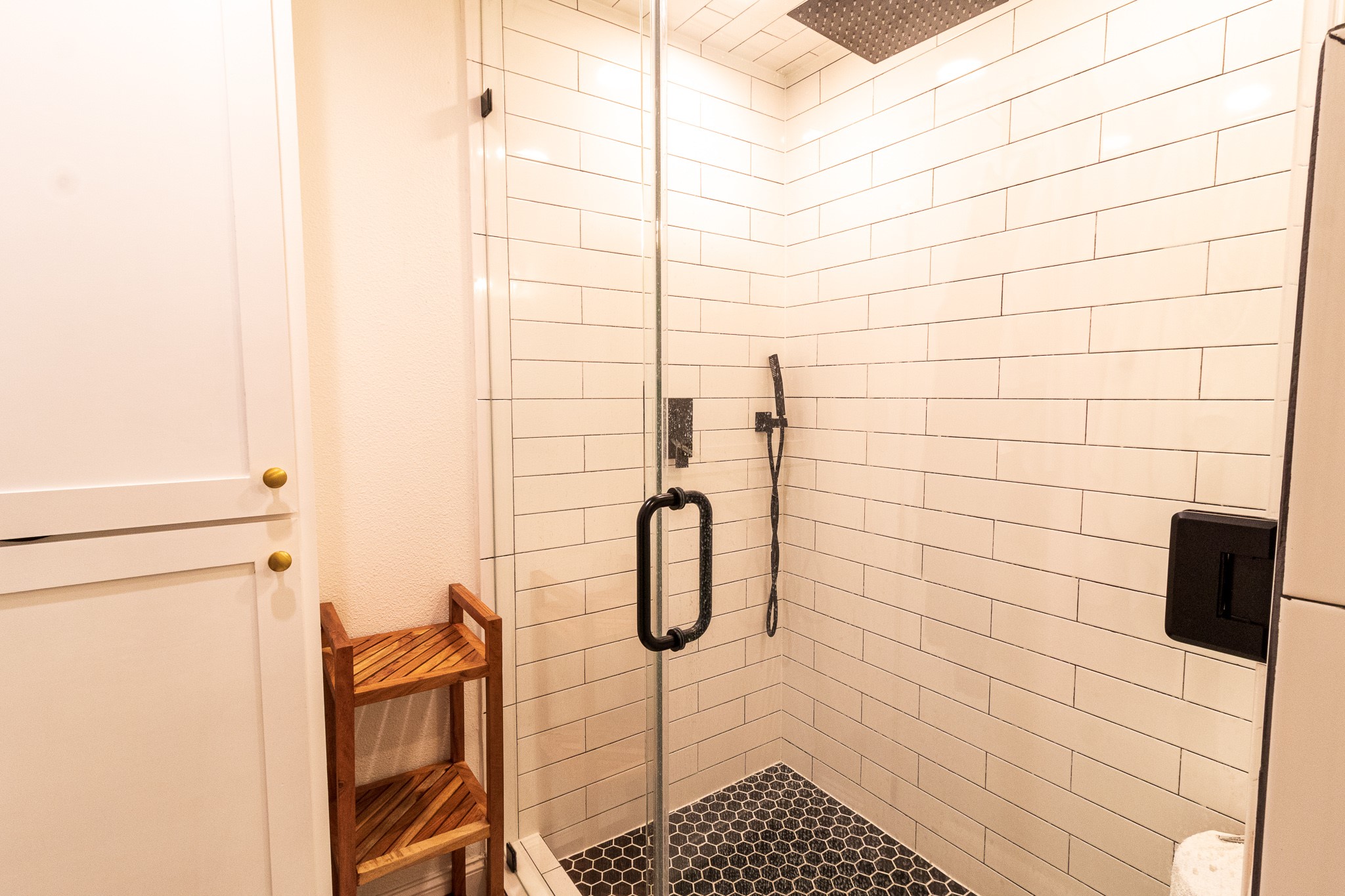326 West 28th Street Houston, TX 77008 - Photo 15 of 22 a bathroom with a shower
