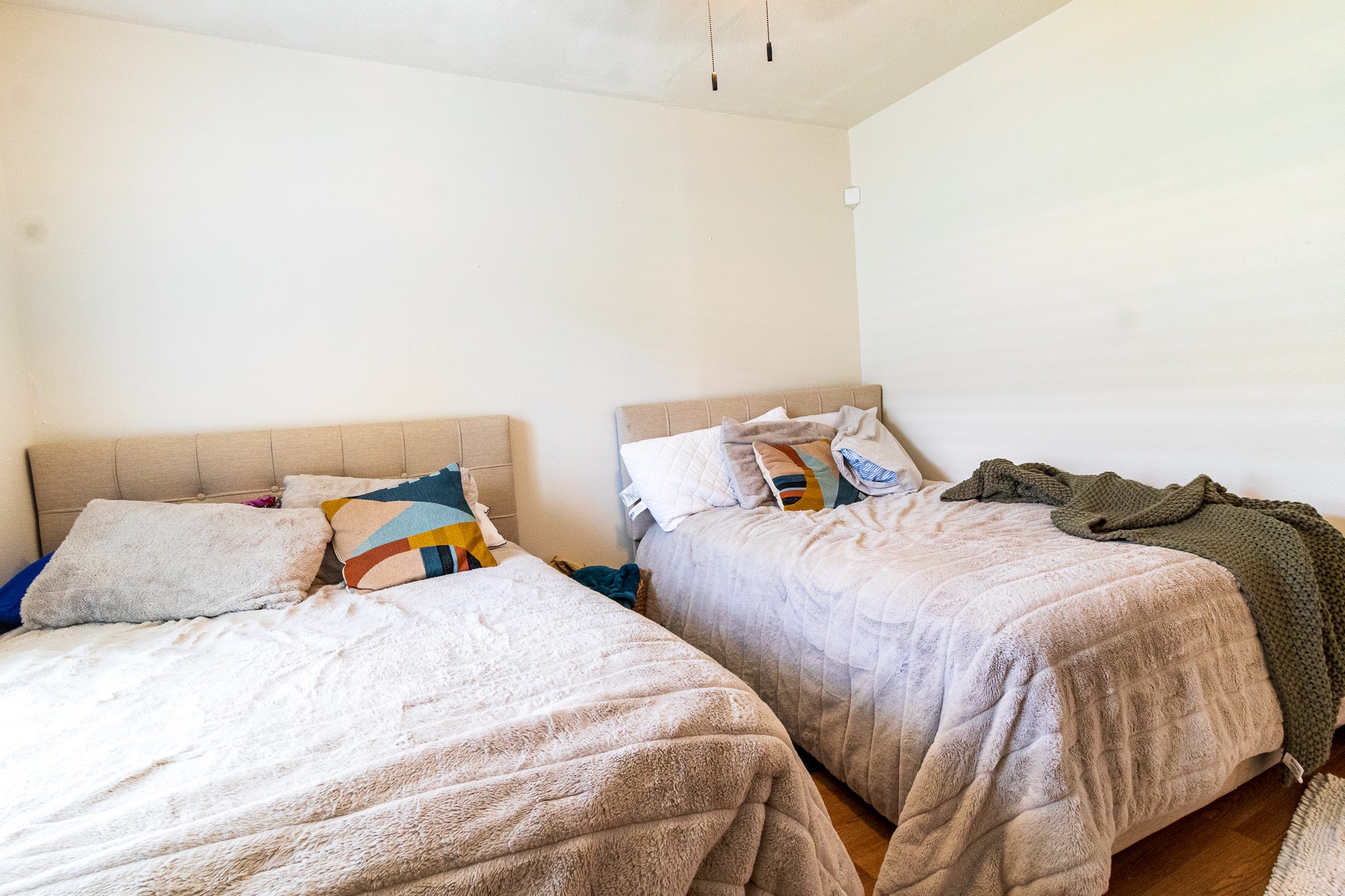 326 West 28th Street Houston, TX 77008 - Photo 17 of 22 a bedroom with two beds and a lamp