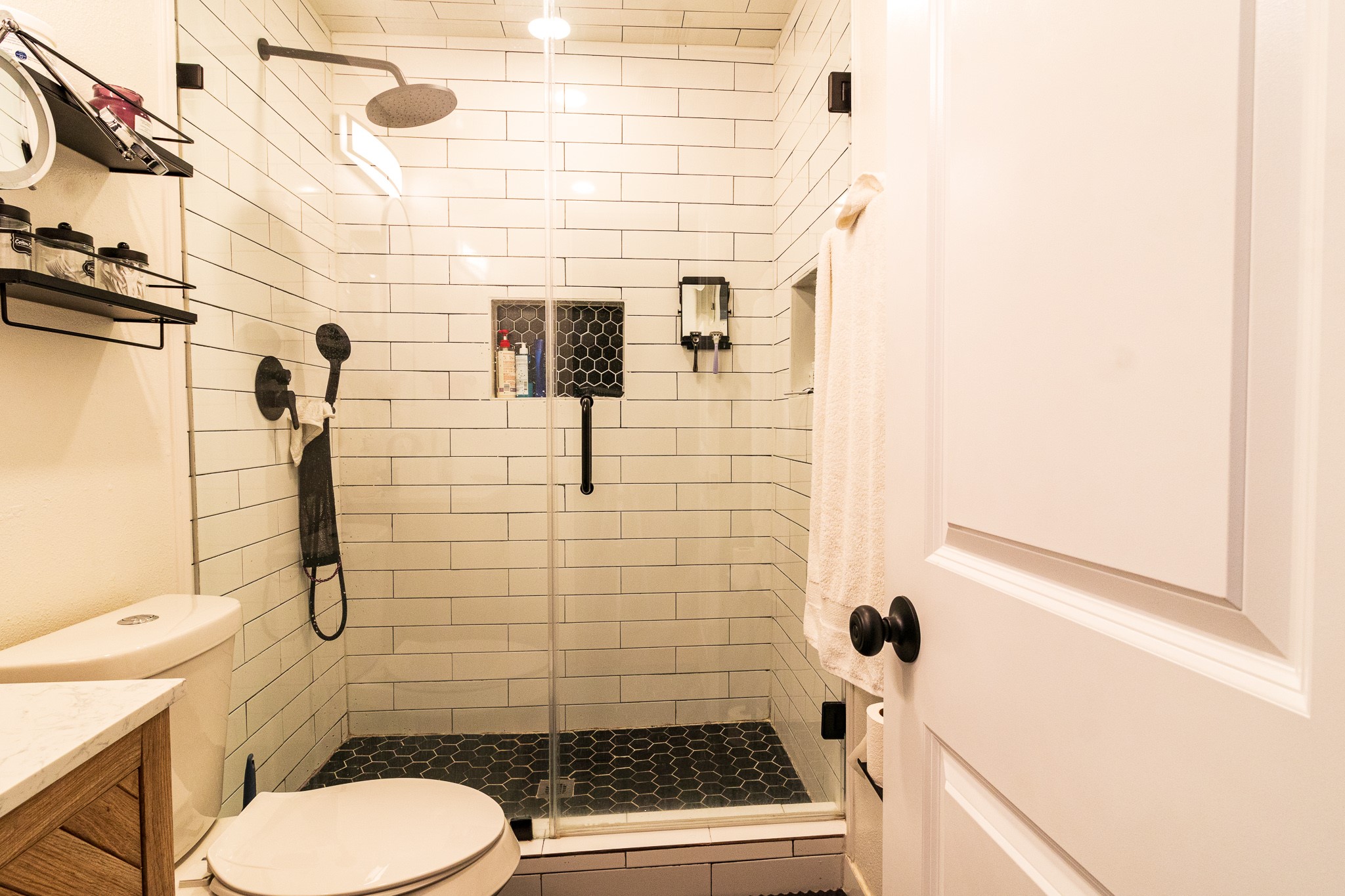 326 West 28th Street Houston, TX 77008 - Photo 18 of 22 a bathroom with a toilet and shower