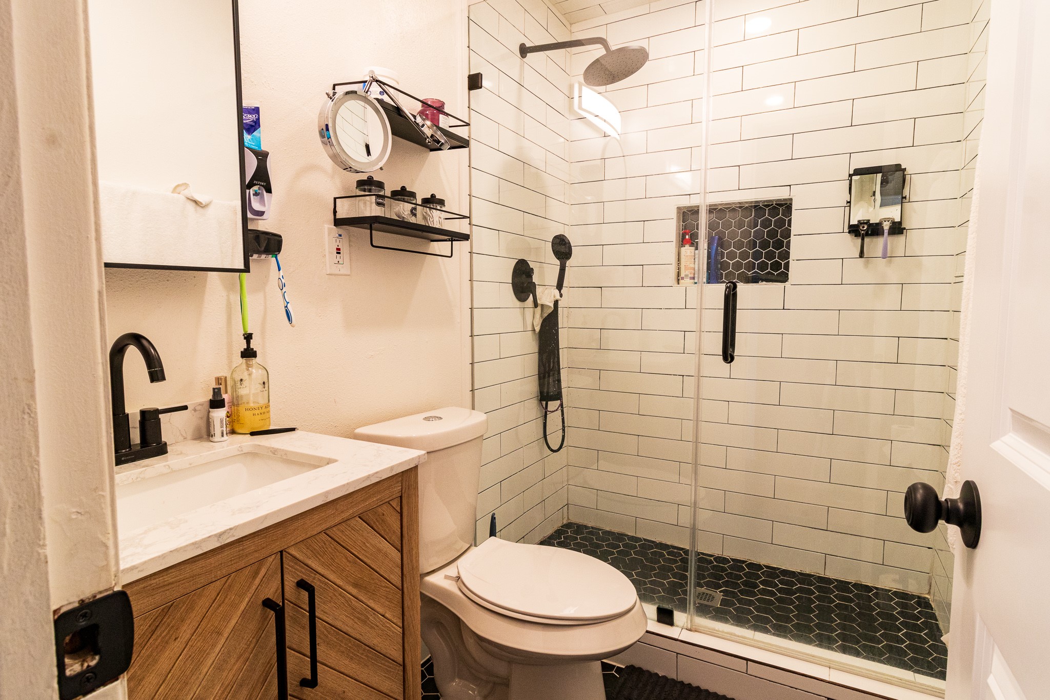 326 West 28th Street Houston, TX 77008 - Photo 19 of 22 a bathroom with a toilet sink and shower