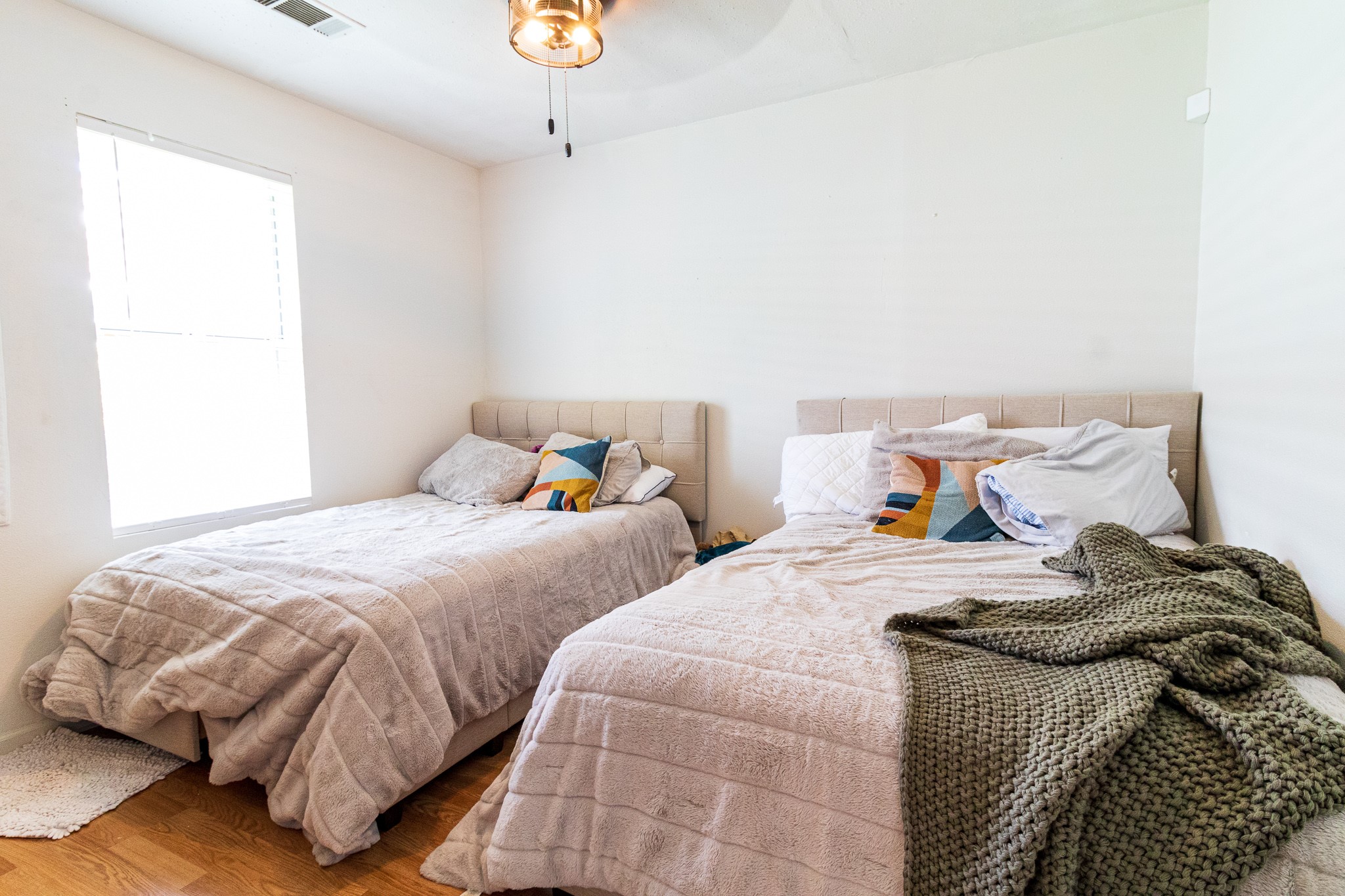 326 West 28th Street Houston, TX 77008 - Photo 20 of 22 a bedroom with two beds and a chandelier