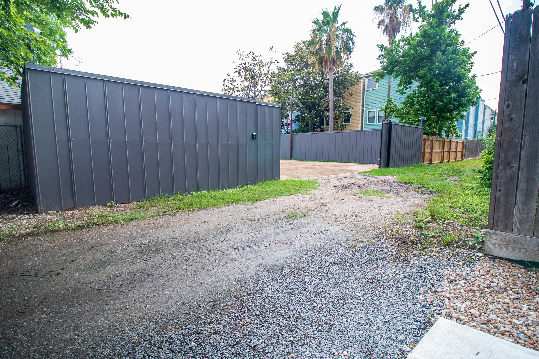 326 West 28th Street Houston, TX 77008 - Photo 3 of 22 a small yard with wooden fence