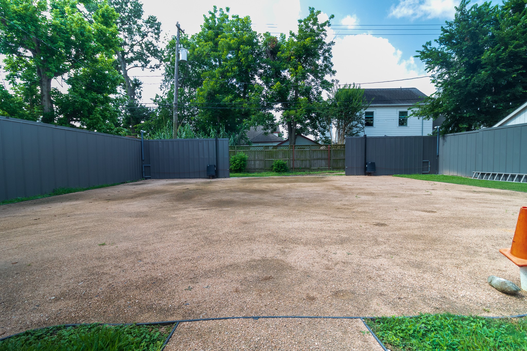 326 West 28th Street Houston, TX 77008 - Photo 4 of 22 a backyard of a house with plants and trees