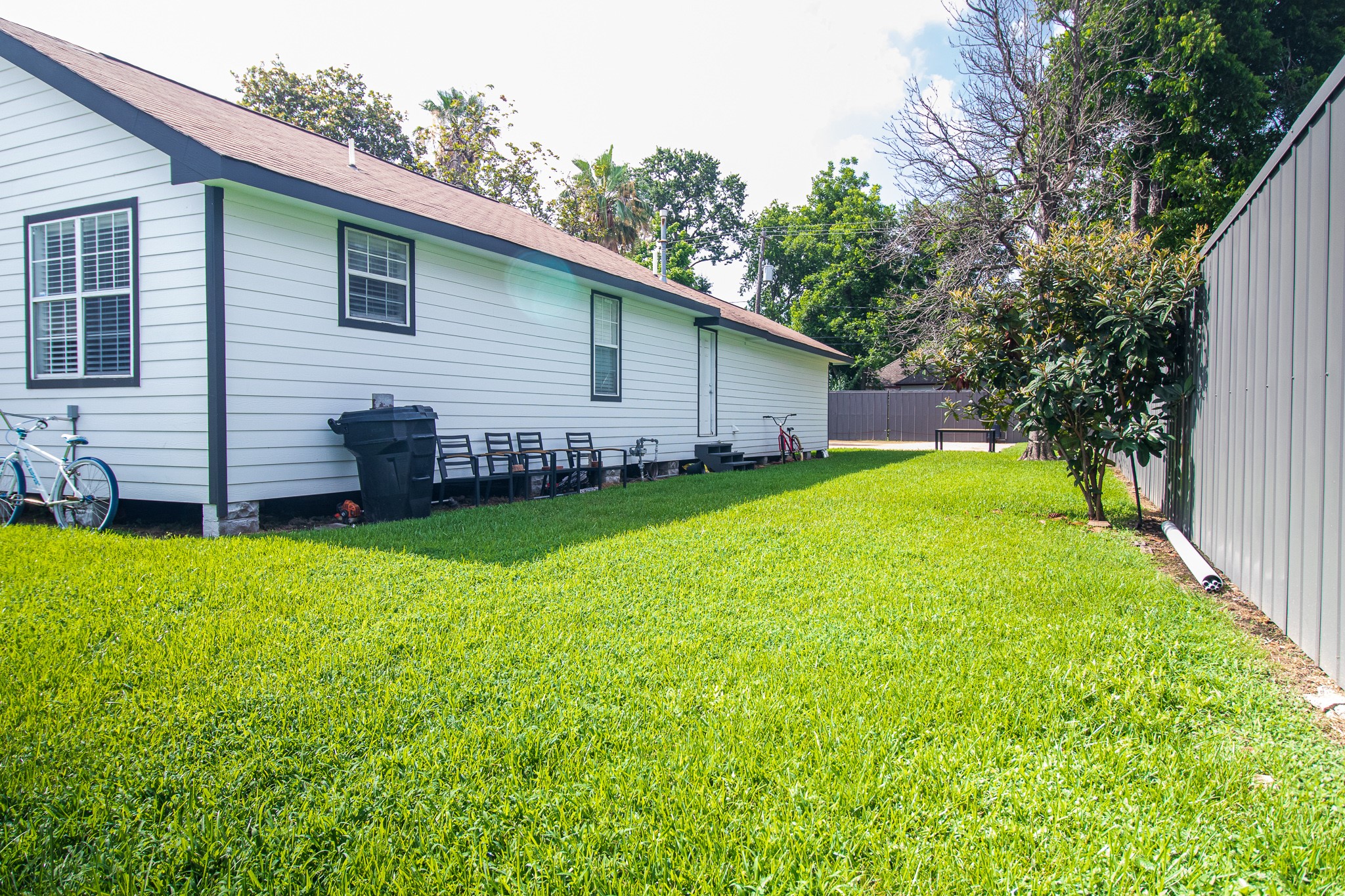 326 West 28th Street Houston, TX 77008 - Photo 5 of 22 a backyard of a house with lots of green space
