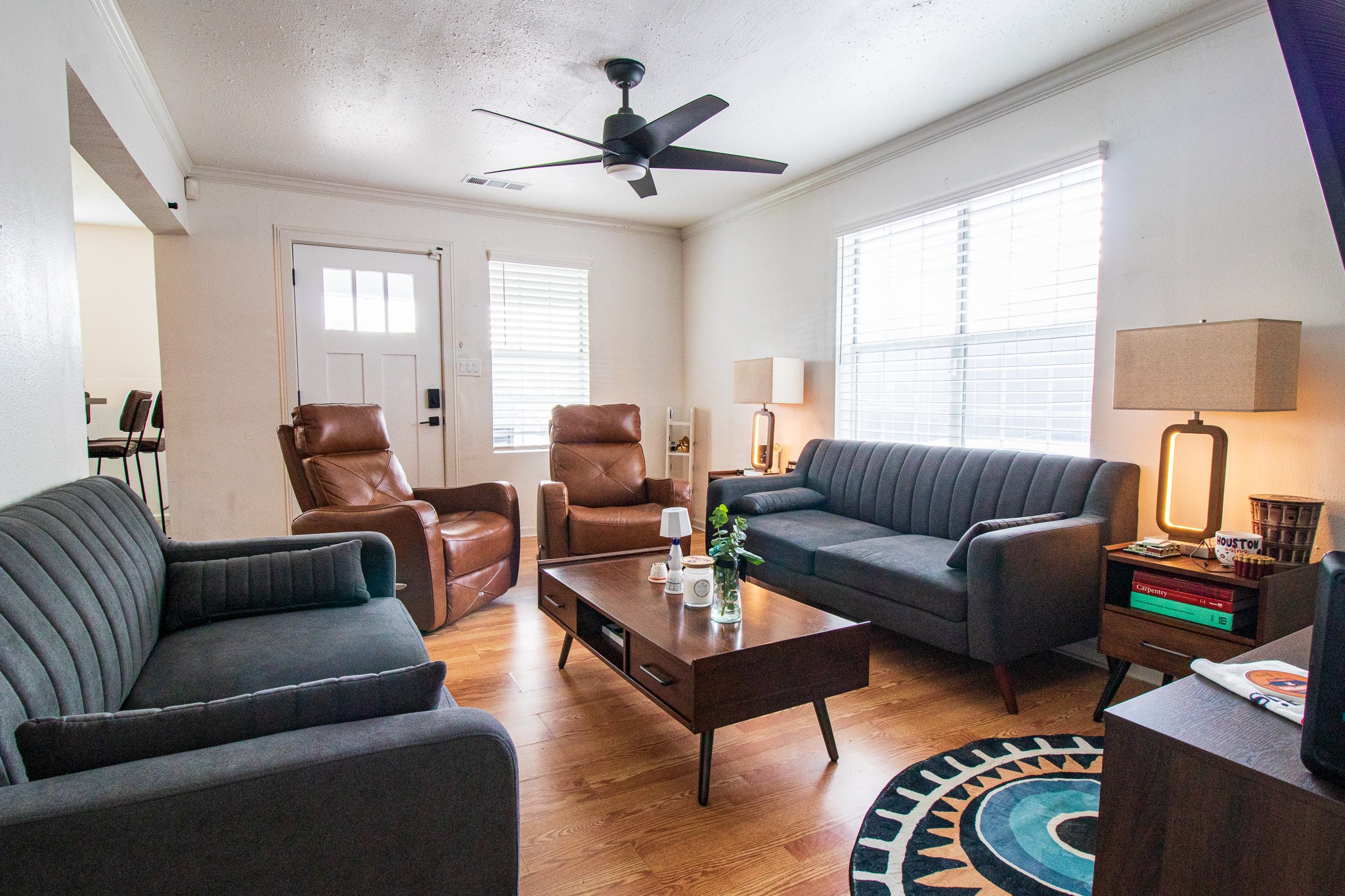 326 West 28th Street Houston, TX 77008 - Photo 7 of 22 a living room with furniture flat screen tv and window