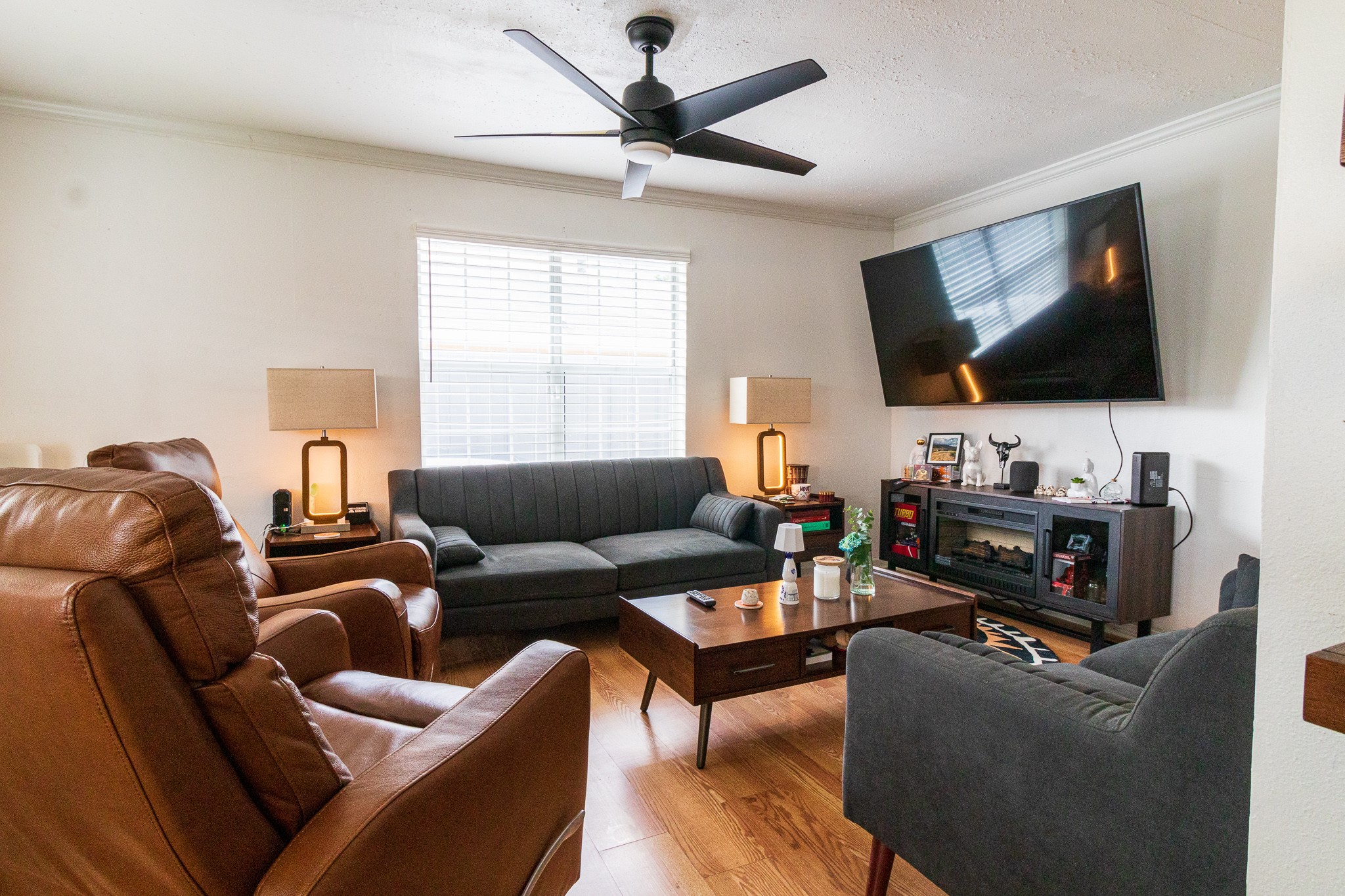 326 West 28th Street Houston, TX 77008 - Photo 8 of 22 a living room with furniture and a flat screen tv