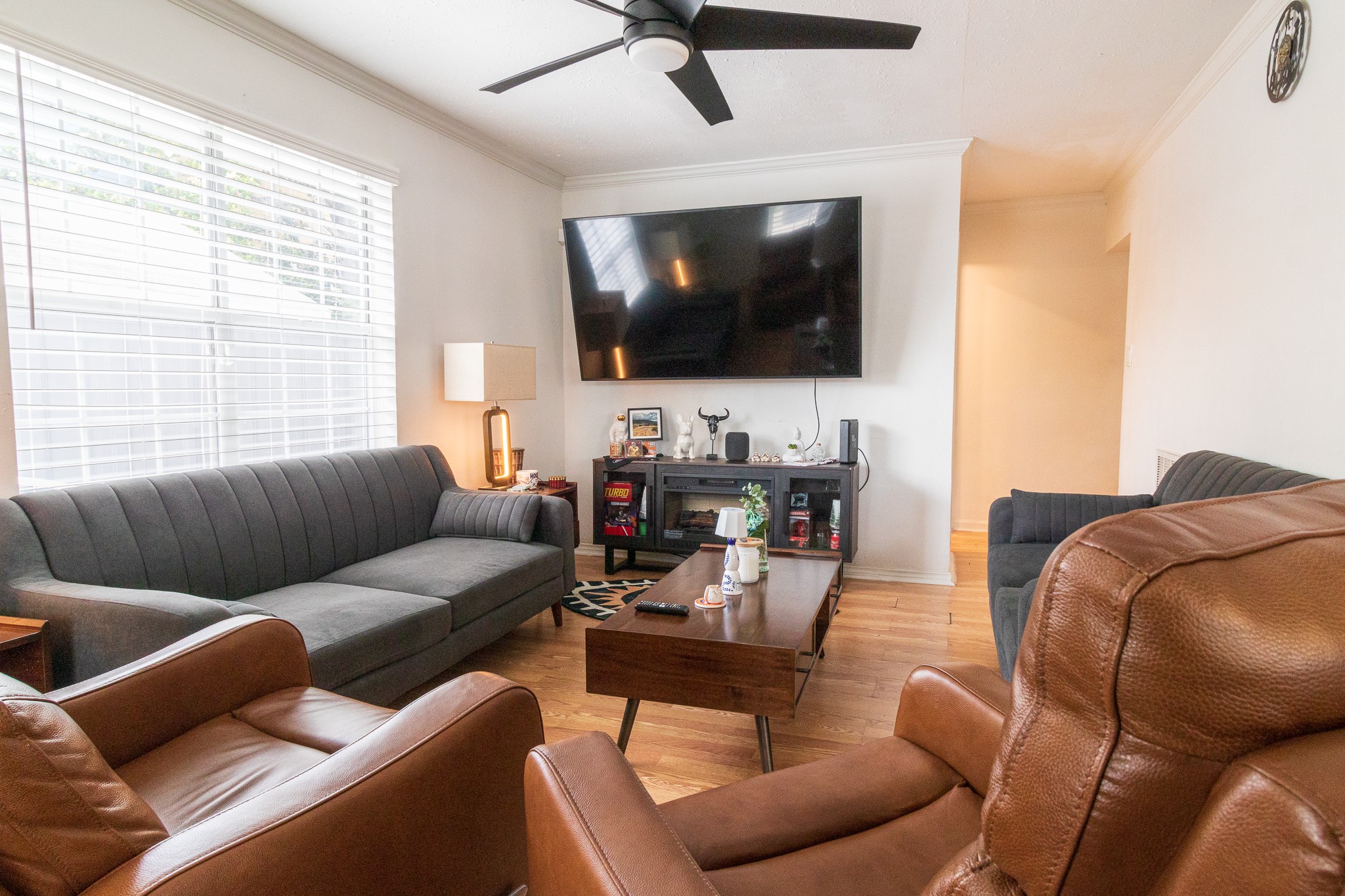 326 West 28th Street Houston, TX 77008 - Photo 9 of 22 a living room with furniture and a flat screen tv