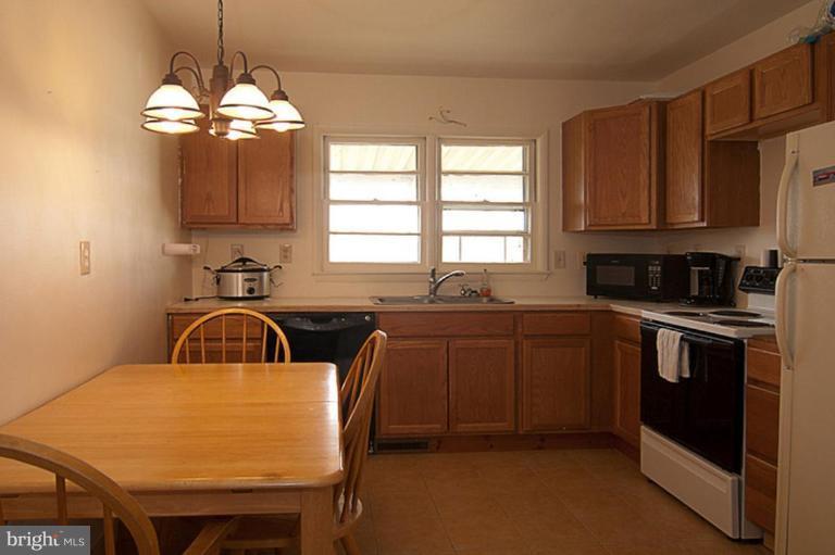 12938 Prices Distillery Road Clarksburg, MD 20871 - Photo 7 of 10 Kitchen