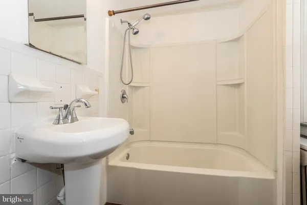 $1,600 | 212 East Broad Street, Unit 2, Burlington, NJ 08016