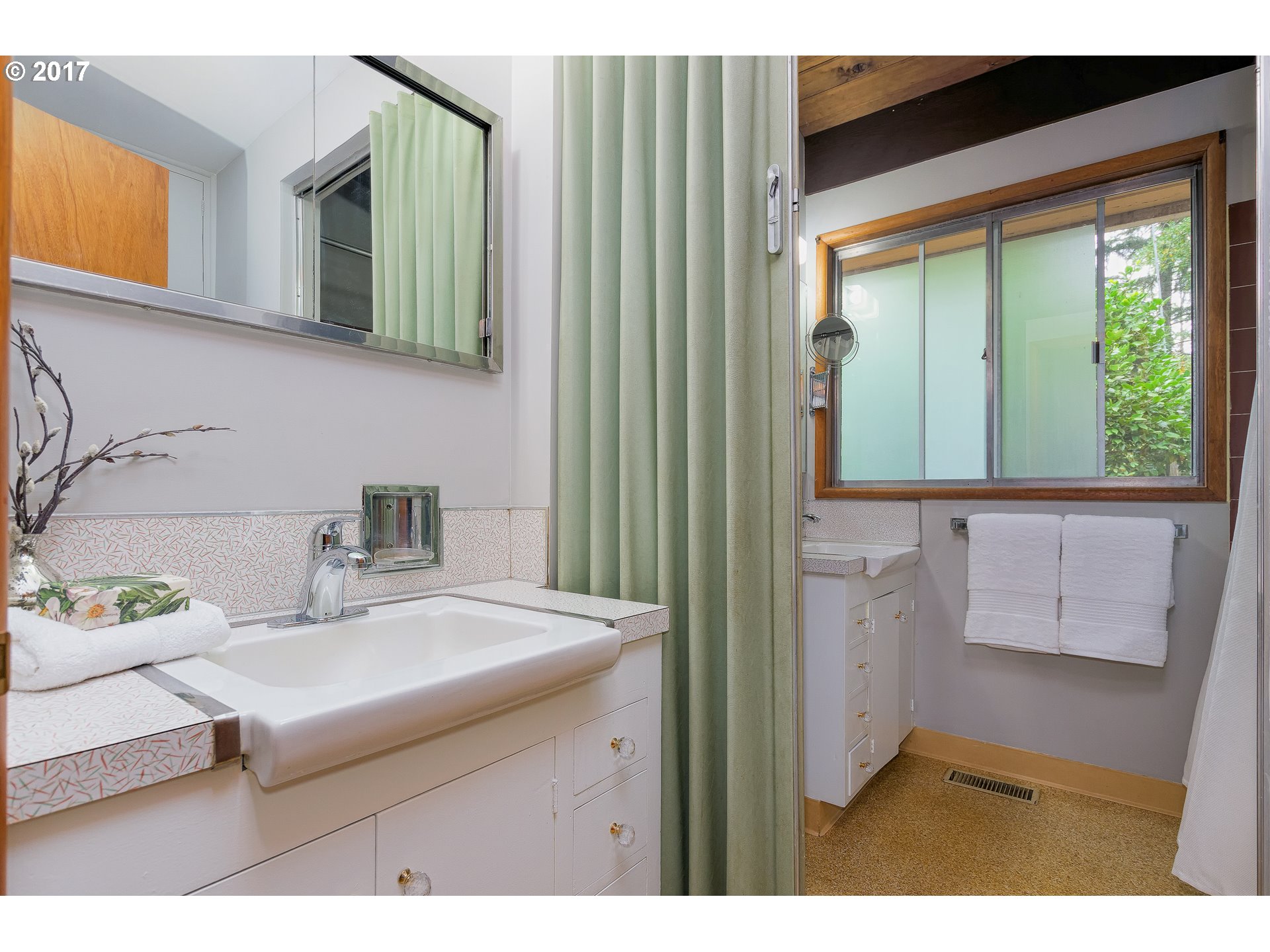 8526 Southwest 45th Avenue Portland, OR 97219 - Photo 21 of 32 Bathroom