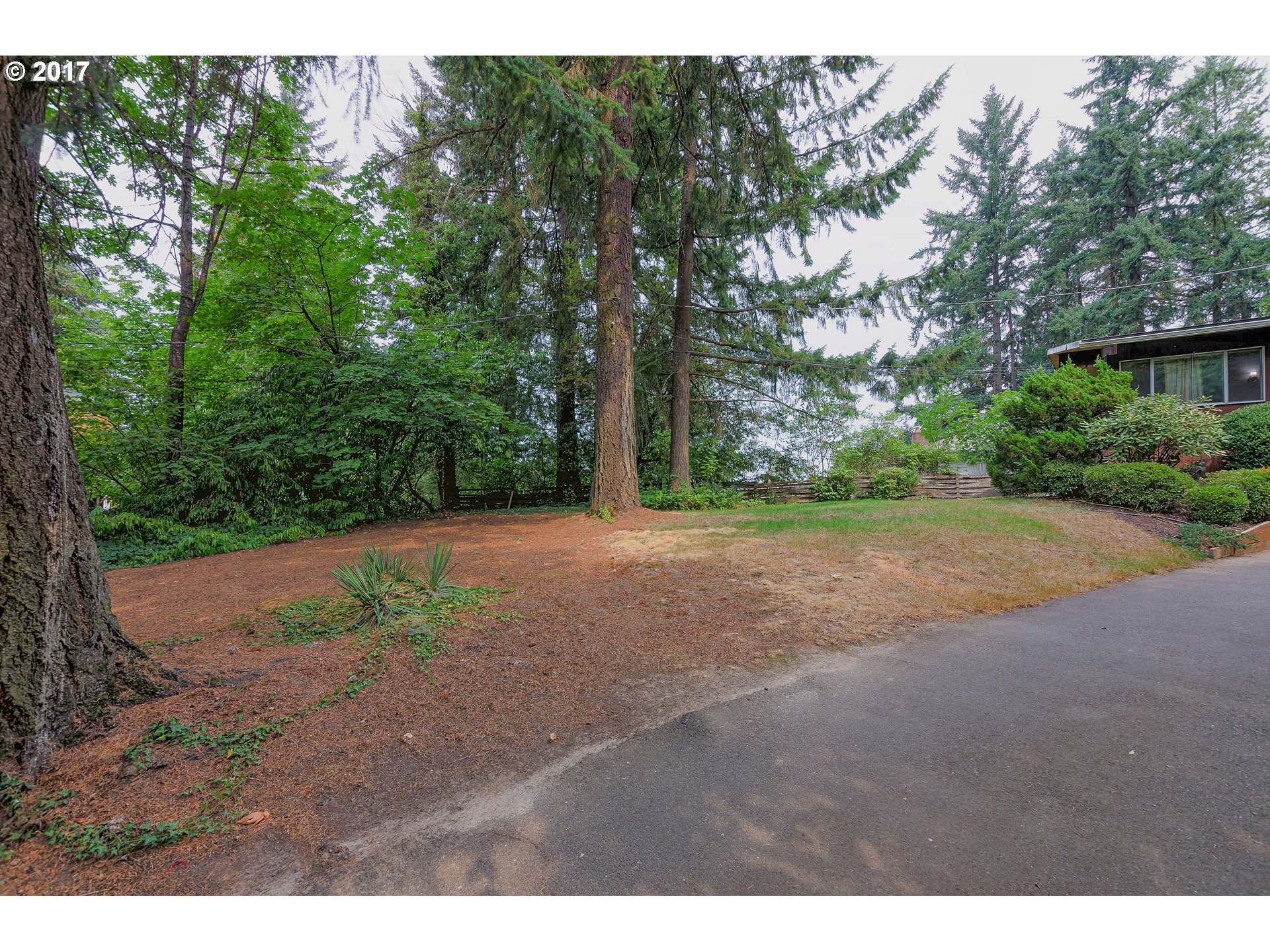 8526 Southwest 45th Avenue Portland, OR 97219 - Photo 30 of 32 Yard