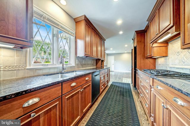 $1,800,000 | 6305 Stoneham Lane, McLean, VA 22101