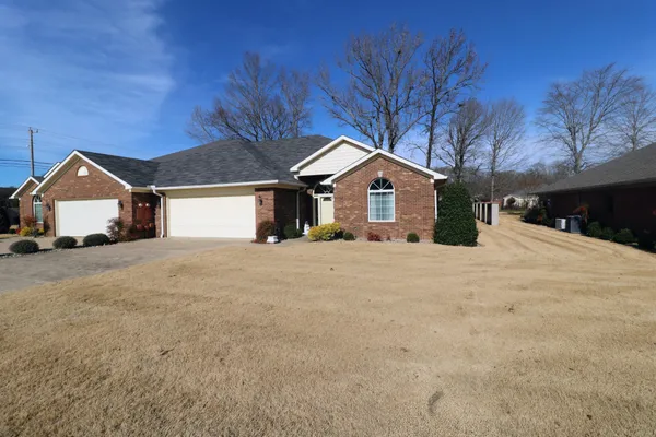 $440,000 | 19 Emerald Cove, Unit B, Paris, TN 38242