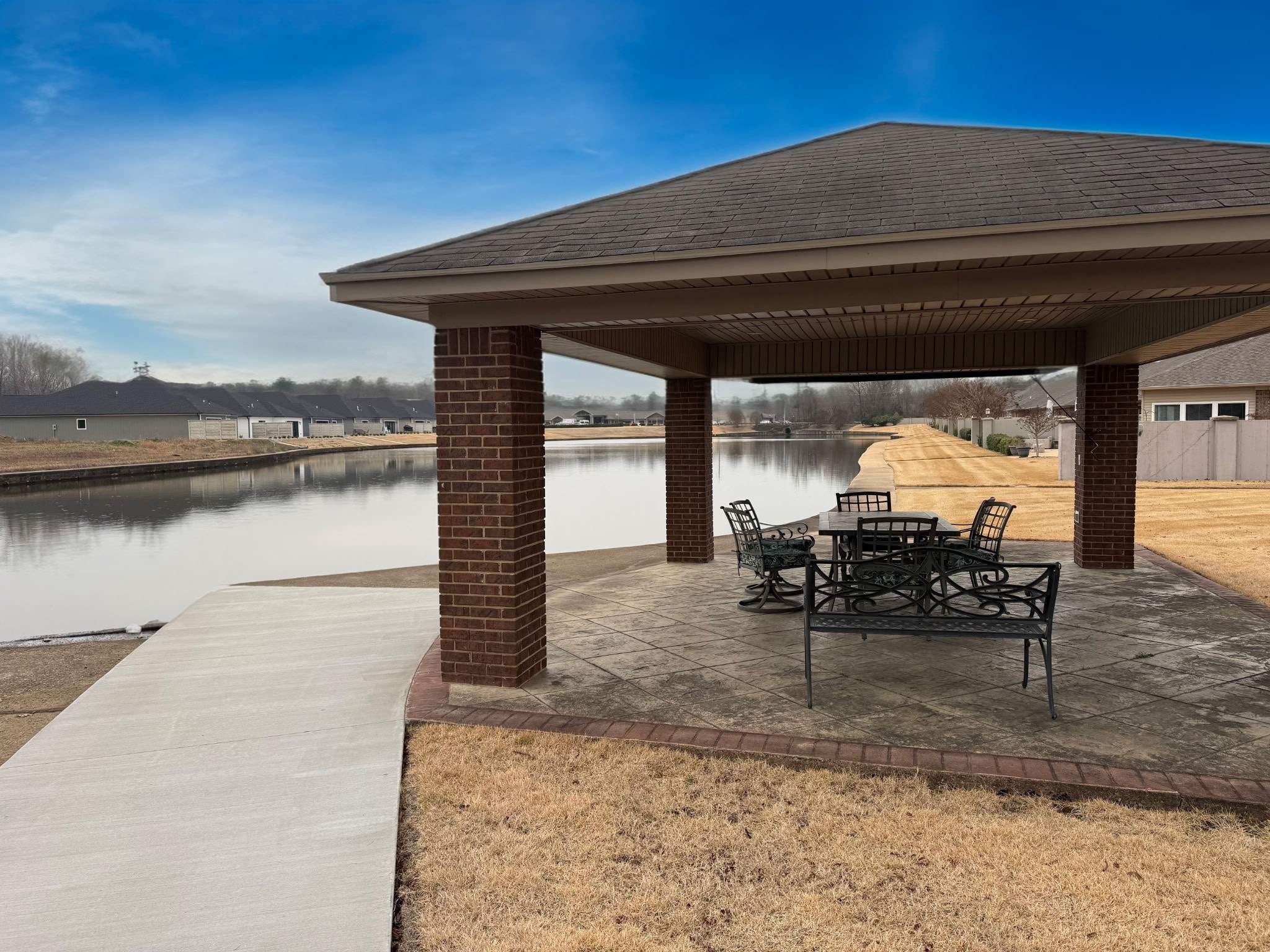 19 Emerald Cove, Unit B Paris, TN 38242 - Photo 23 of 24 a view of a terrace with sitting area
