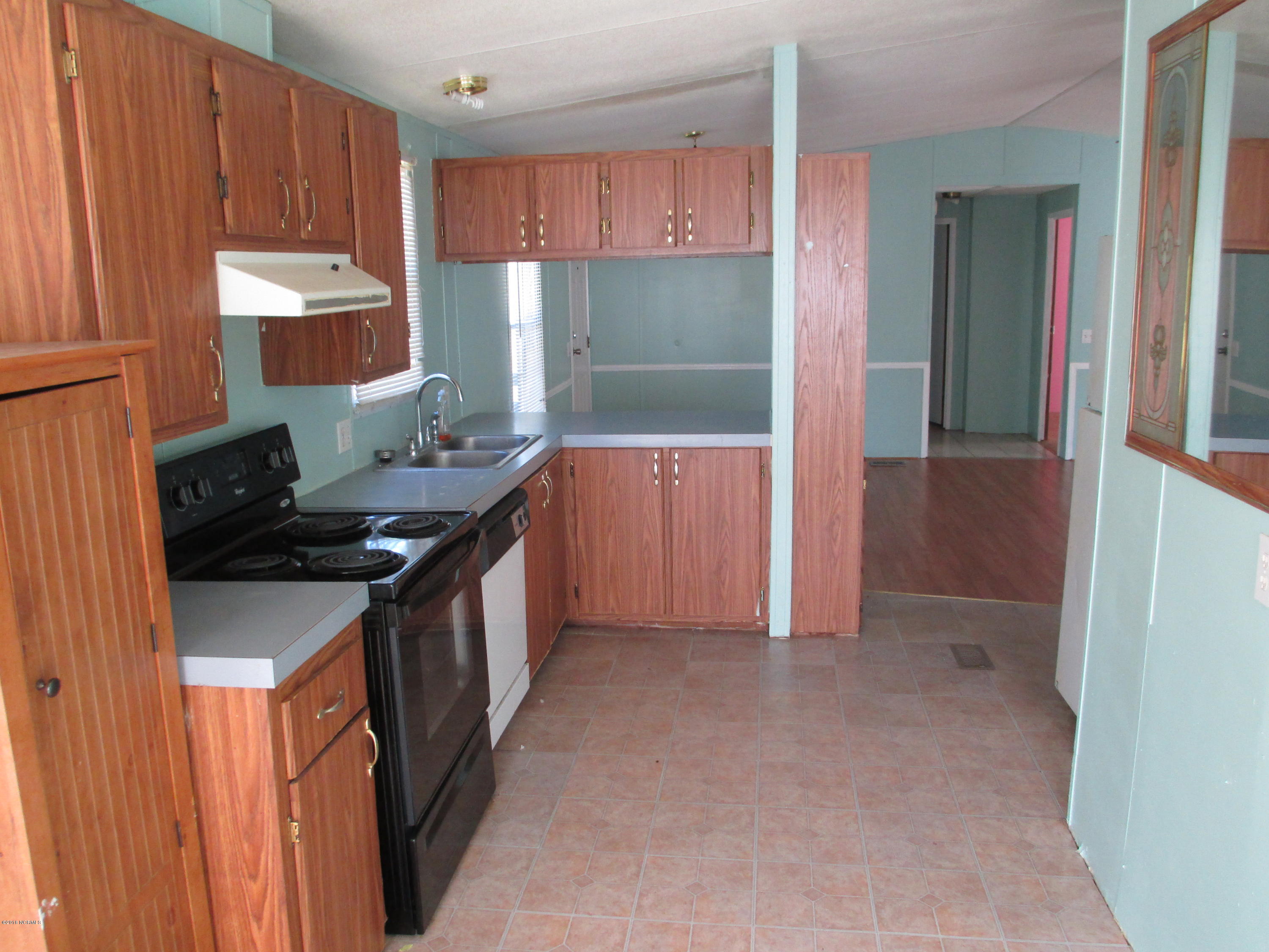 226 North Pigott Road Gloucester, NC 28528 - Photo 3 of 5 Kitchen with Bar and Breakfast Area