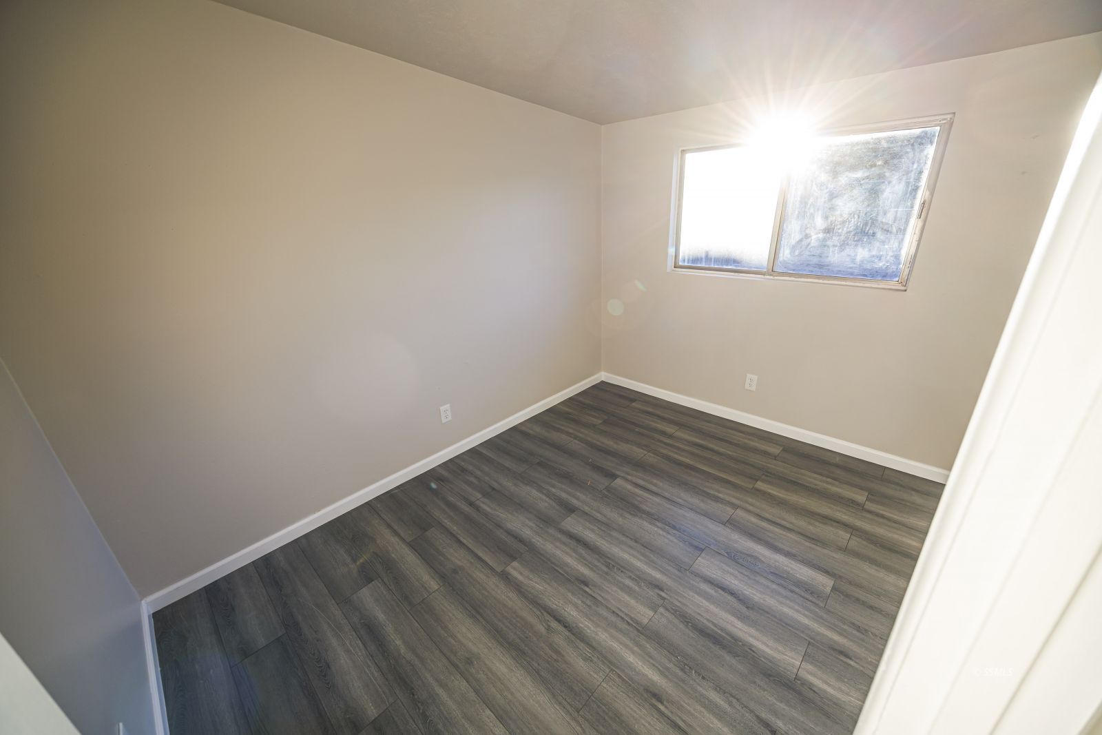 1525 South Porter Ridgecrest, CA 93555 - Photo 22 of 29 an empty room with wooden floor and windows