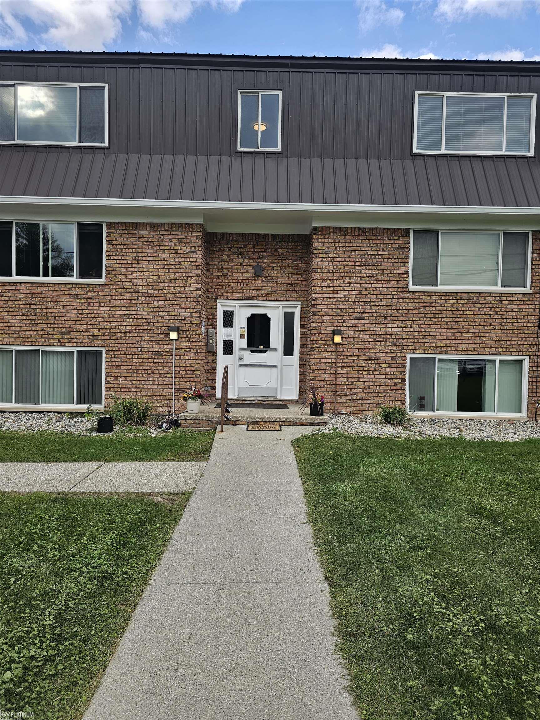 1617 South Riverside Avenue St. Clair, MI 48079 - Photo 3 of 15 50154848-44b5a872-fa21-4bd8-83c6-9919d83180a5.JPG