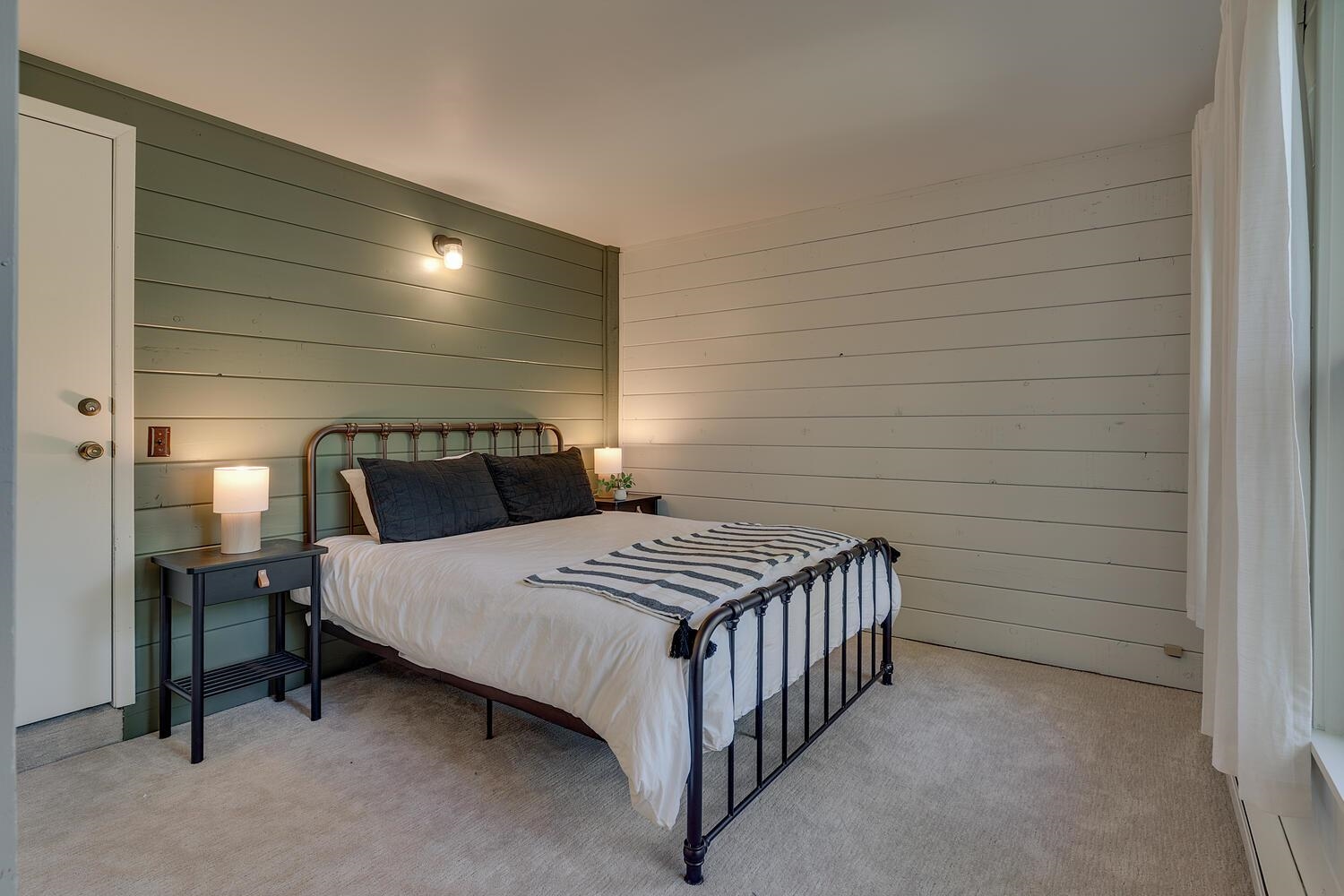 126 Tiger Tail Road Olympic Valley, CA 96146 - Photo 23 of 28 a bedroom with a bed and lamp