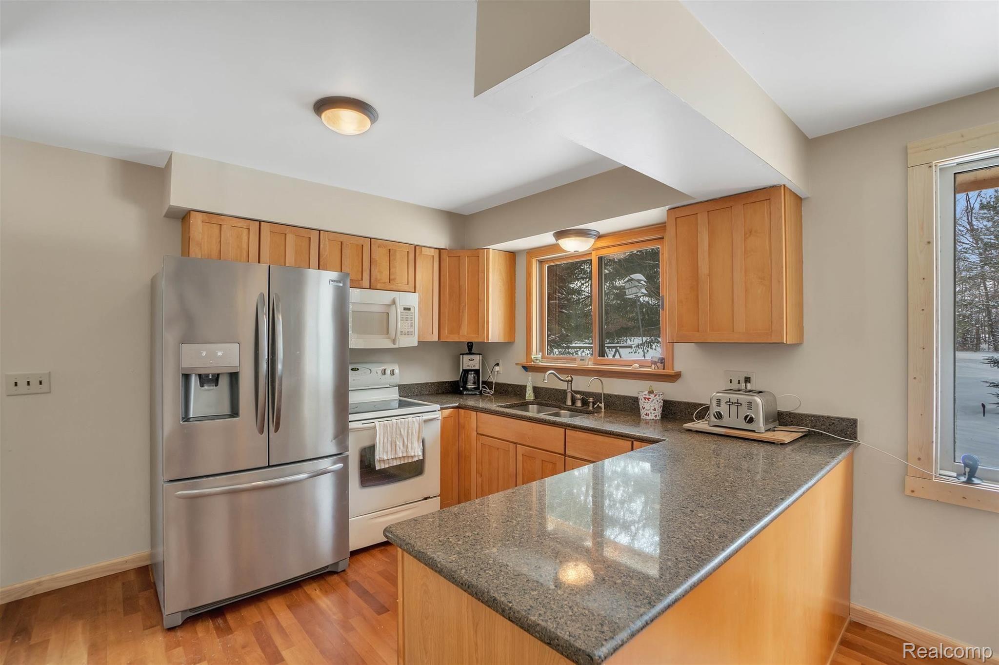 1084 Darwin Road Pinckney, MI 48169 - Photo 7 of 36 Granite Peninsula In The Kitchen
