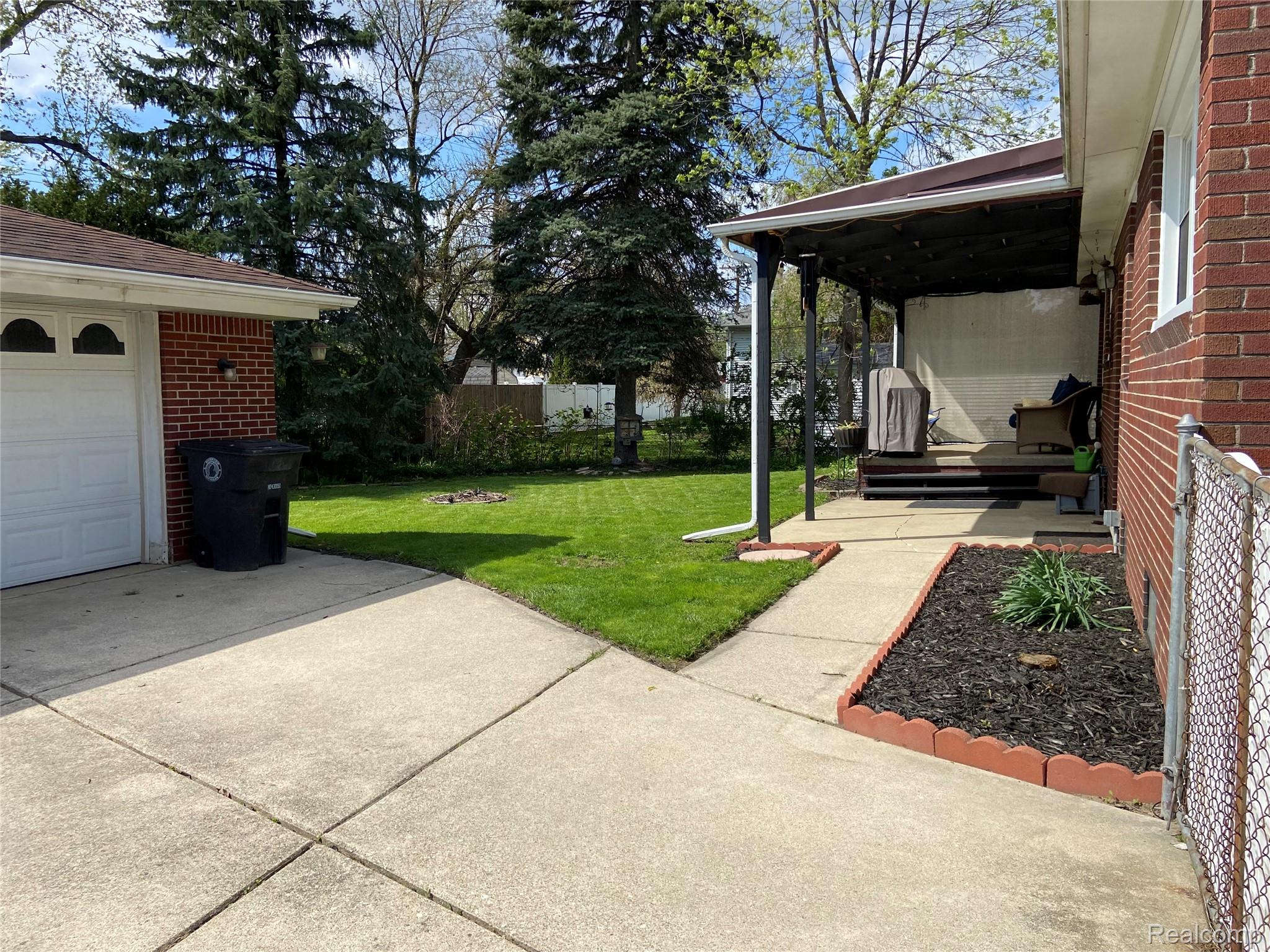 17812 Quarry Road Riverview, MI 48193 - Photo 2 of 25 View of yard featuring a garage and a porch