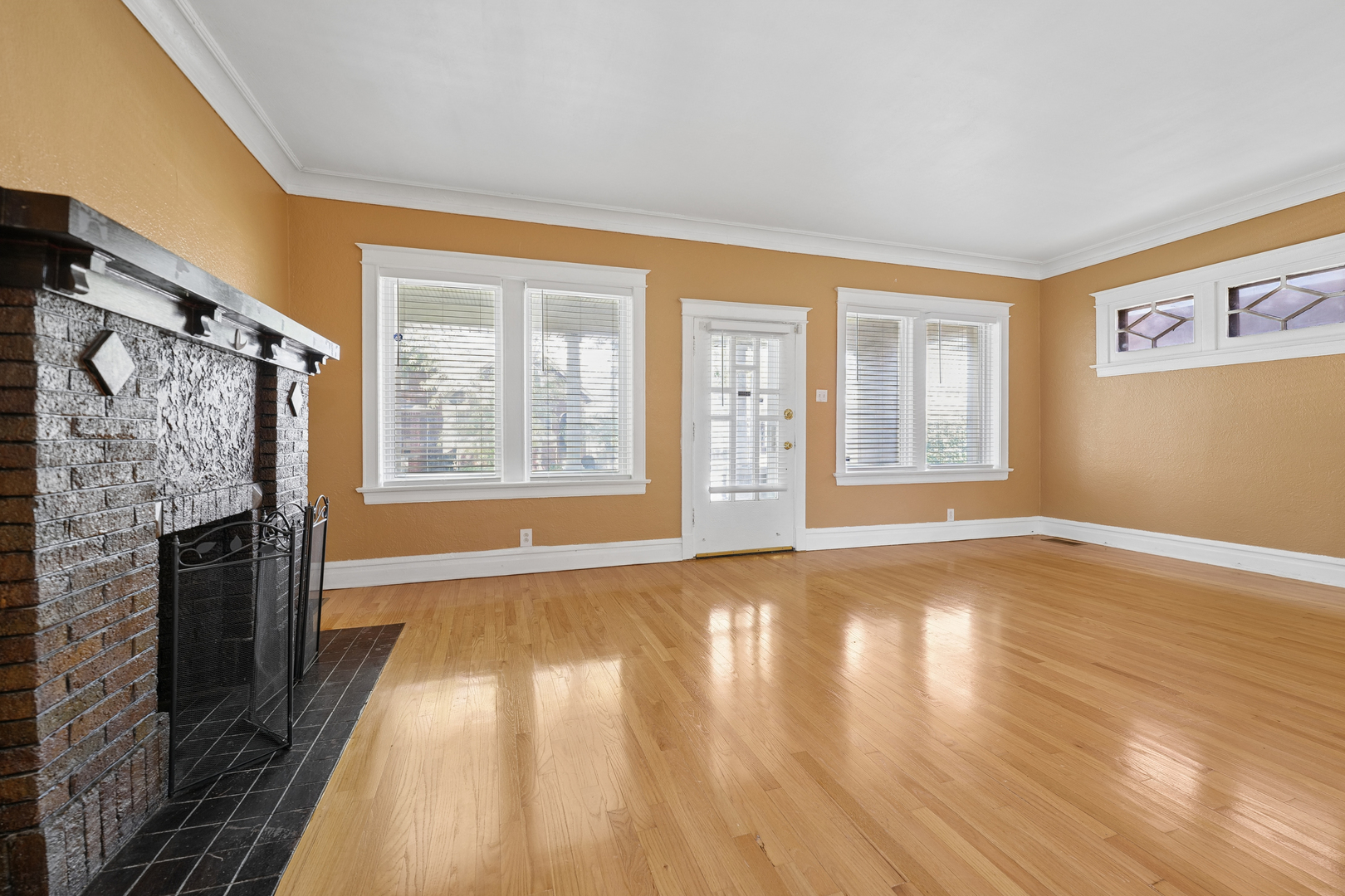 7545 South Ridgeland Avenue Chicago, IL 60649 - Photo 11 of 25