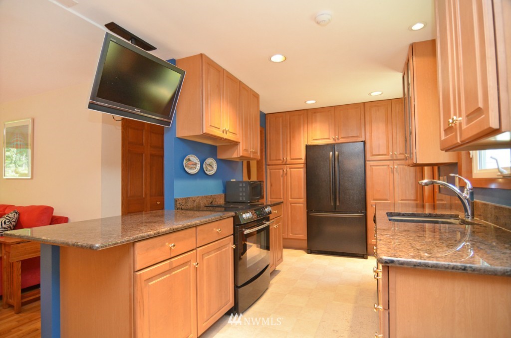 9977 Northeast Lofgren Road Bainbridge Island, WA 98110 - Photo 9 of 15 Gallery Image 9