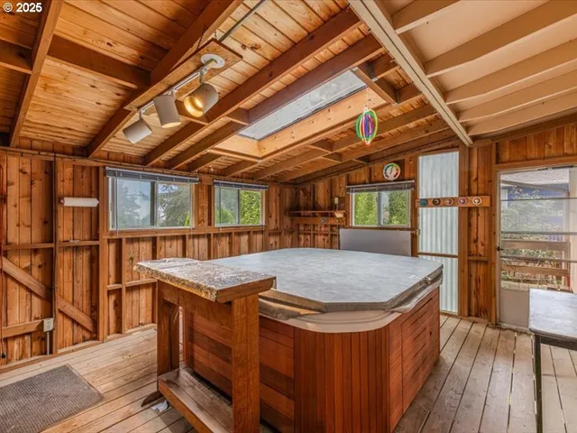 a view of sitting area with chairs