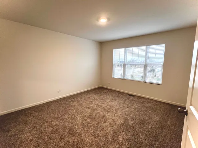 $2,950 | 217 Goldenrod Drive, Elgin, IL 60124