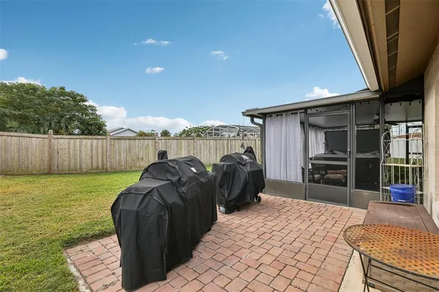 a view of a backyard