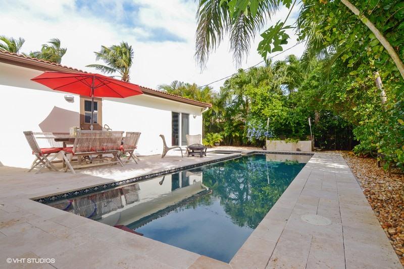 474 Northeast 5th Court Boca Raton, FL 33432 - Photo 2 of 16 15_474NE5thCt_29_Pool_FlexMLS800x600_800