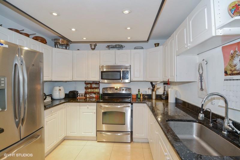 474 Northeast 5th Court Boca Raton, FL 33432 - Photo 7 of 16 04_474NE5thCt_177_Kitchen_FlexMLS800x600